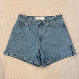 Hollister Curvy High Rise Relaxed Short | 5” inseam | Size 4, w27
